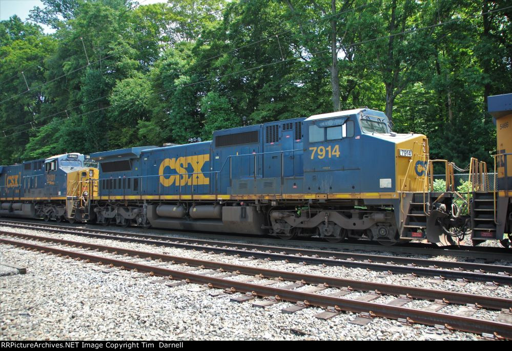 CSX 7914 third on Q404